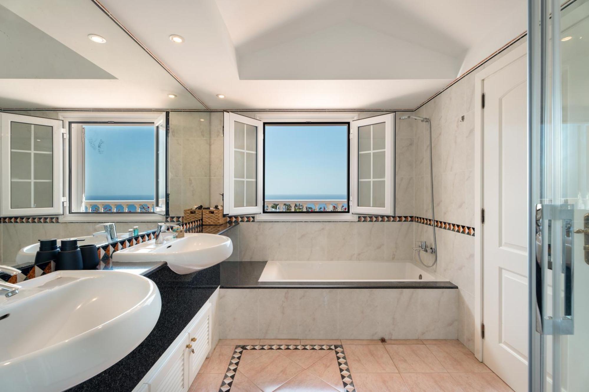 Villa Marbella-Private Heated Pool And Breathtaking View Адехе Екстериор снимка